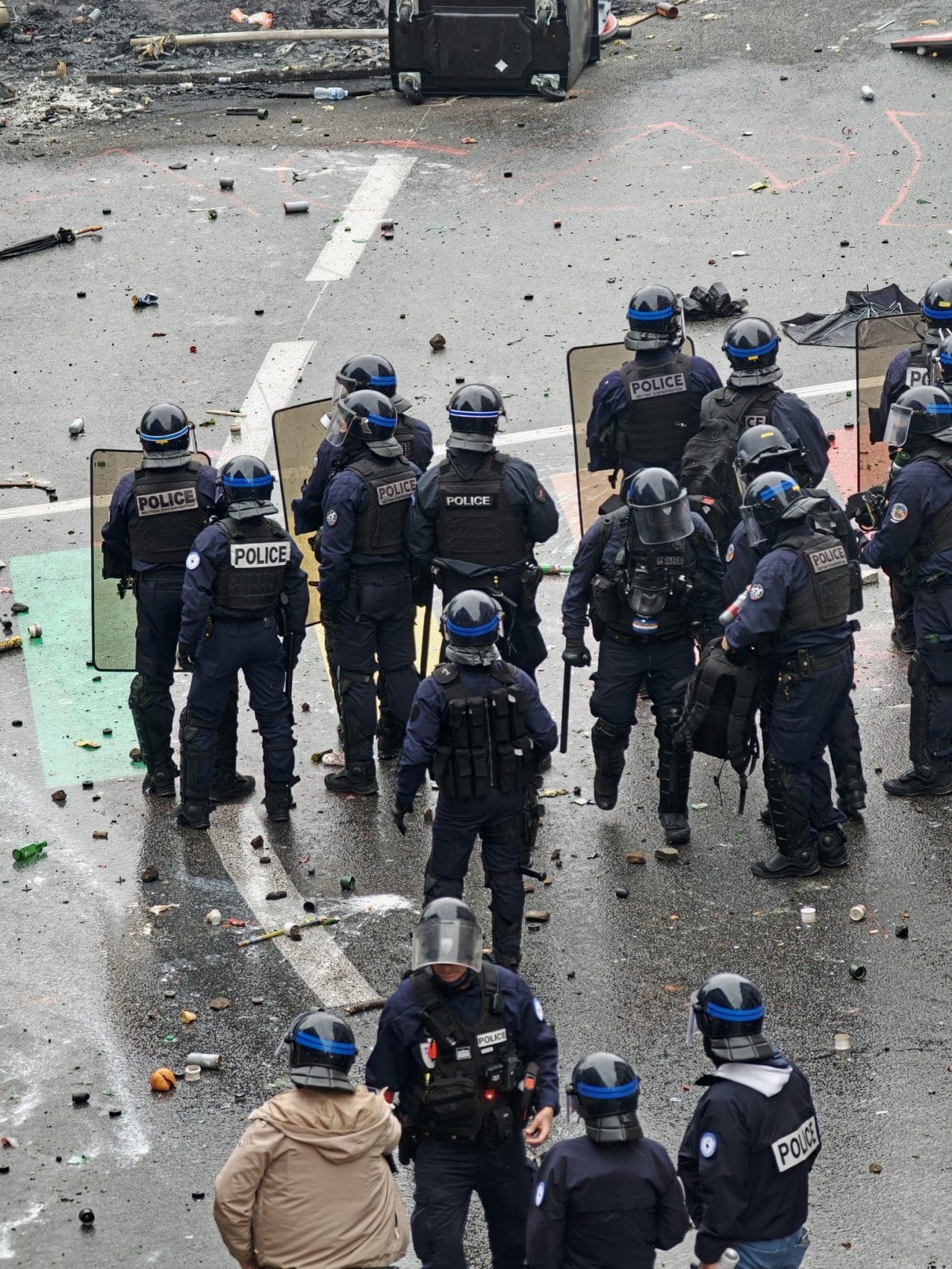 Photo prise avec l’Oppo Find X10 Pro Max : scène de rue avec des policiers