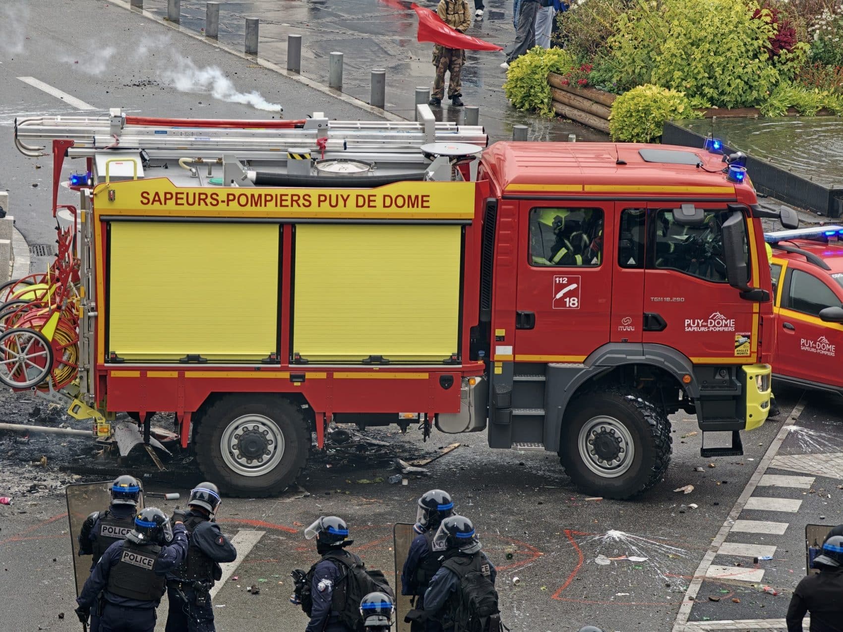 Photo prise avec l’Oppo Find X10 Pro Max : véhicule de pompiers dans la rue
