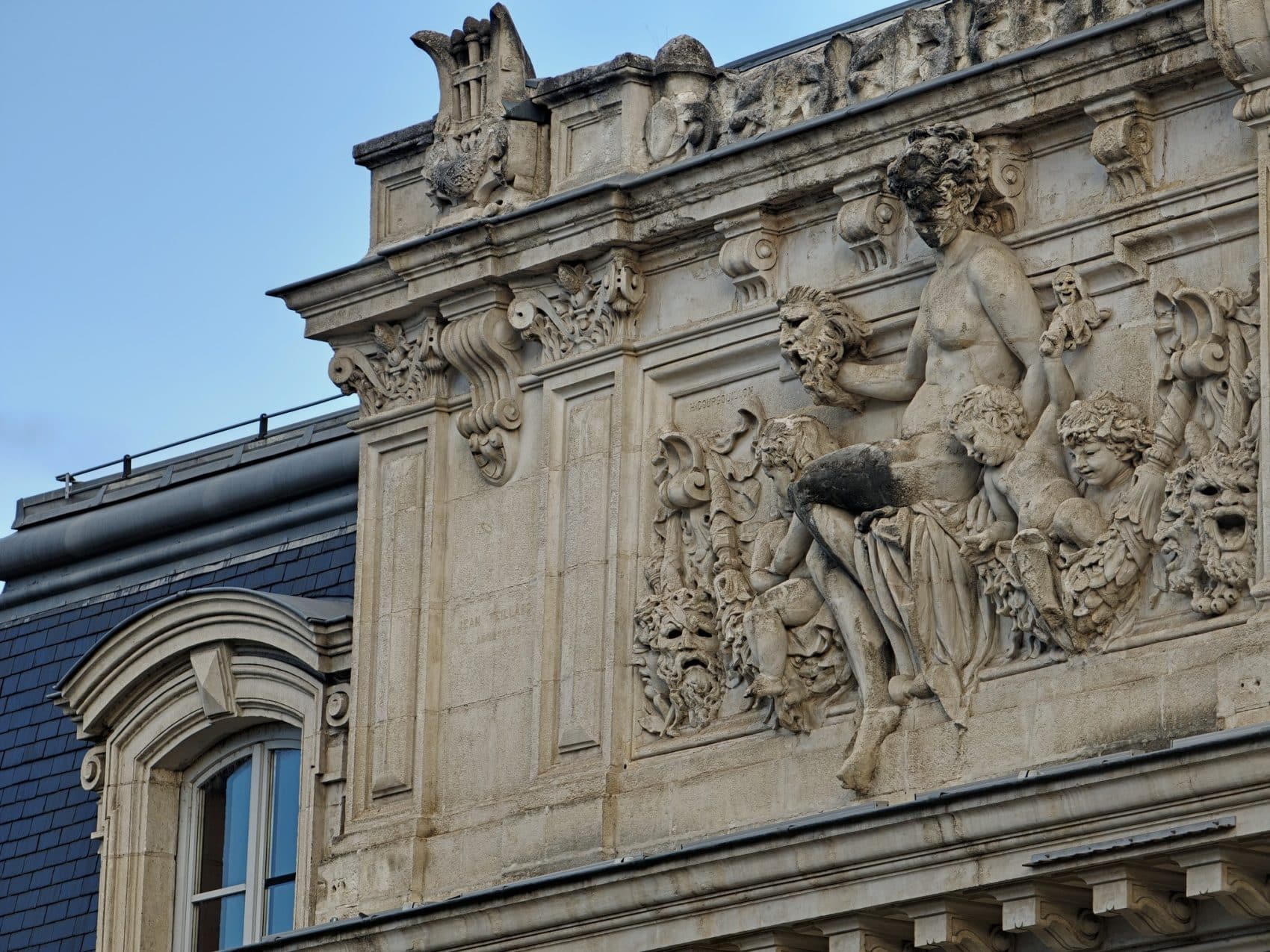 Photo prise avec l’Oppo Find X10 Pro Max : sculptures du théâtre