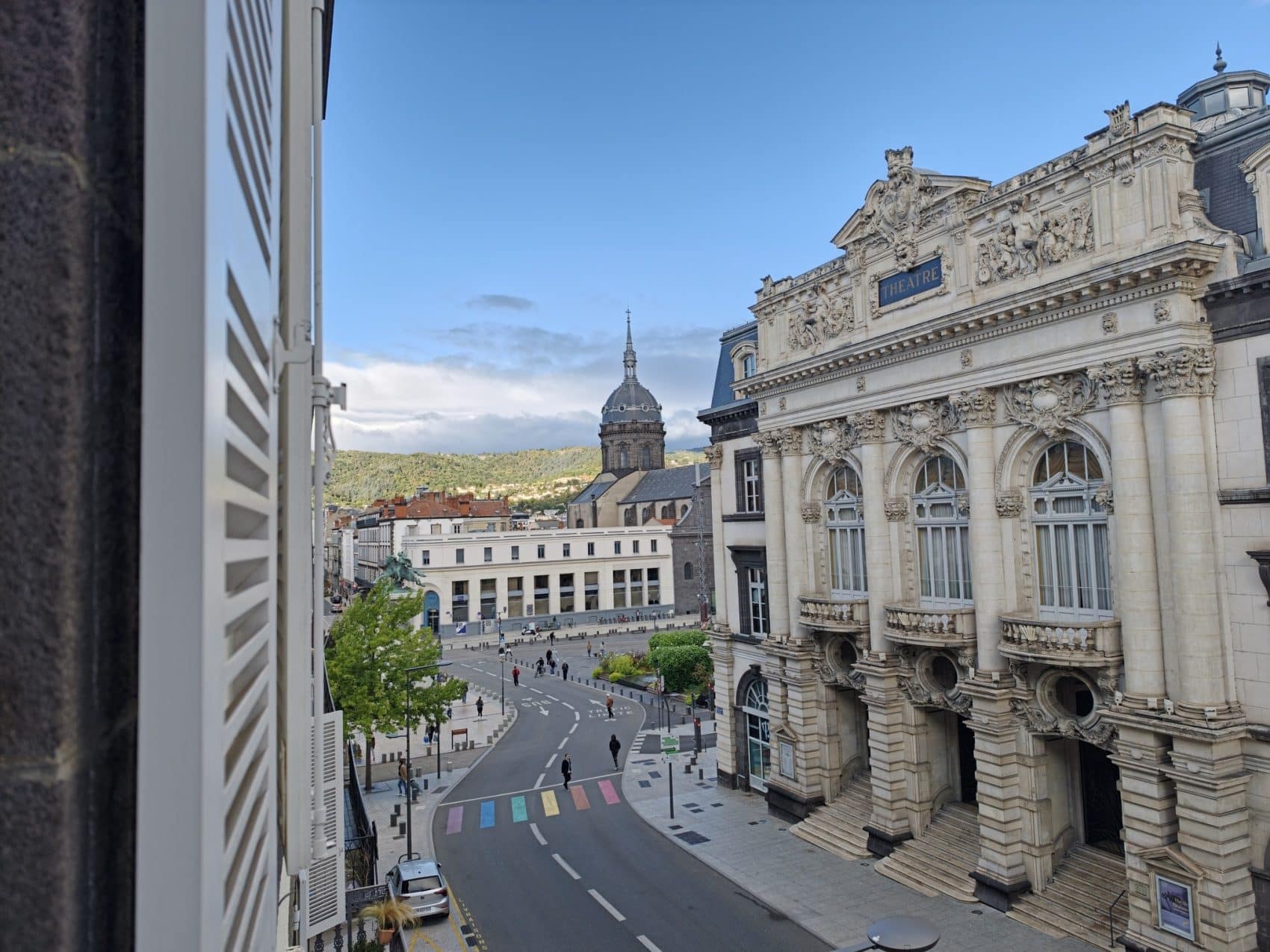 Photo prise avec l’Oppo Find X10 Pro Max : façades et place en grand-angle