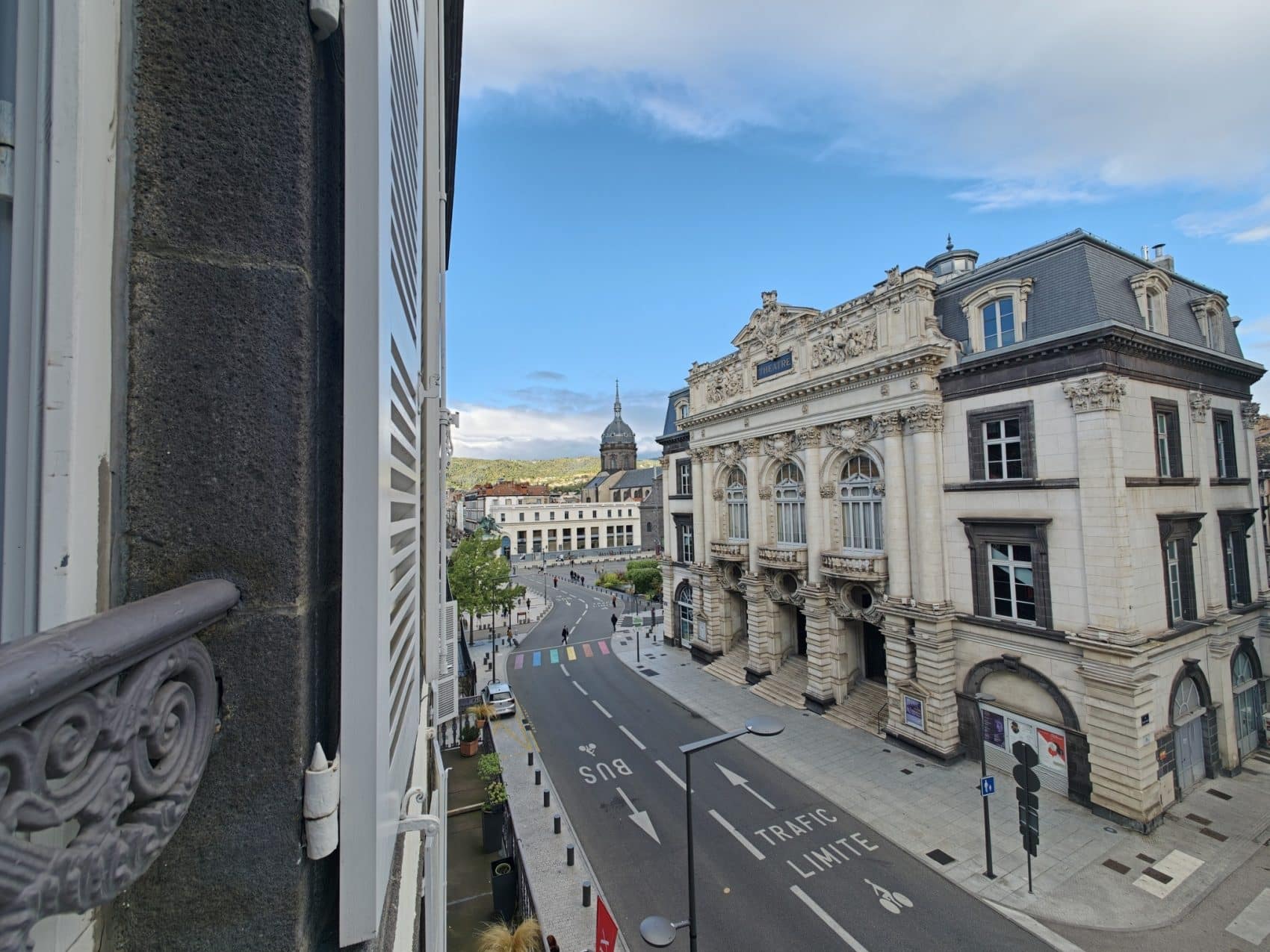 Photo prise avec l’Oppo Find X10 Pro Max : vue urbaine en ultra grand-angle