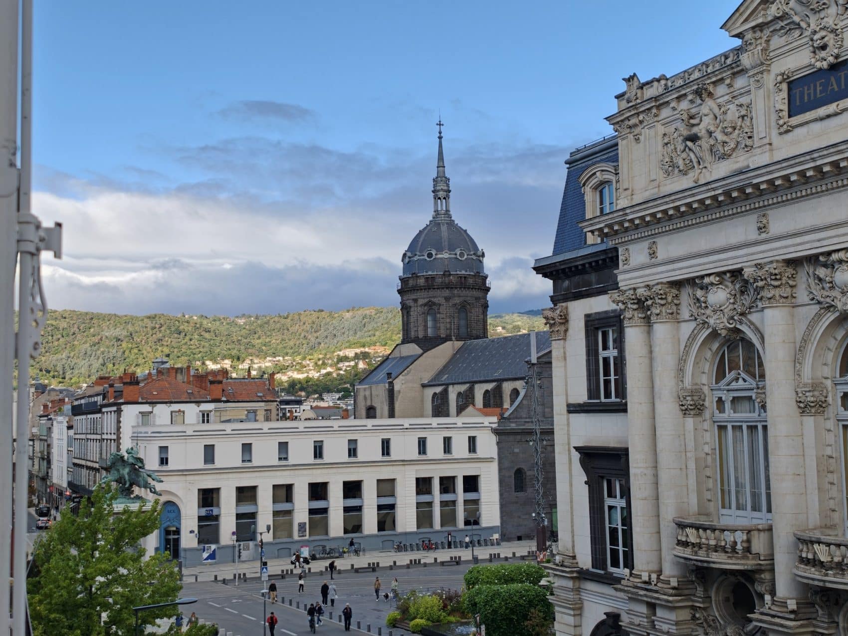Photo prise avec l’Oppo Find X10 Pro Max : place et clocher au zoom