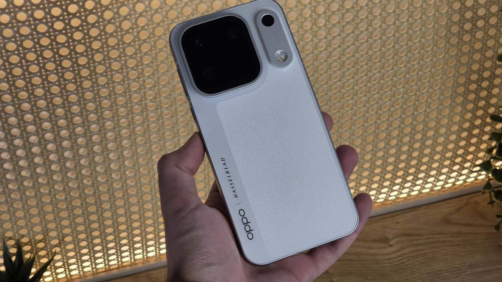 Oppo Find X10 Pro Max tenu en main, vu de dos