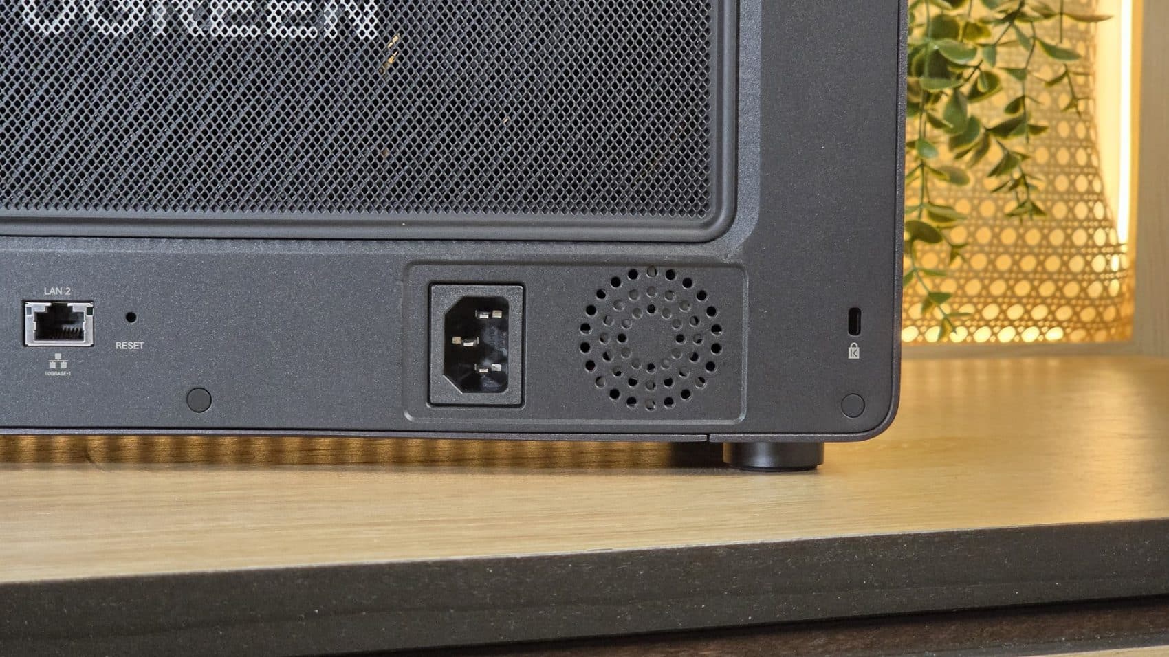Grille arrière et prise d'alimentation du NAS UGREEN DXP8800 Ultra