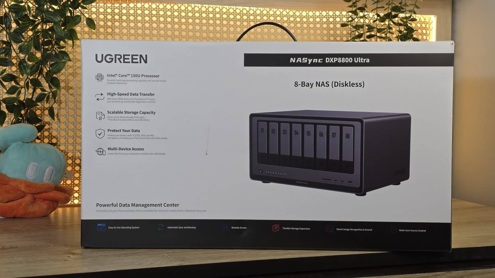 Boîte du NAS huit baies UGREEN NASync DXP8800 Ultra vendu sans disques