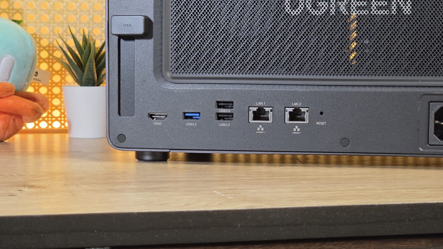 Face arrière du UGREEN DXP8800 Ultra avec HDMI, USB et deux ports réseau 10GbE