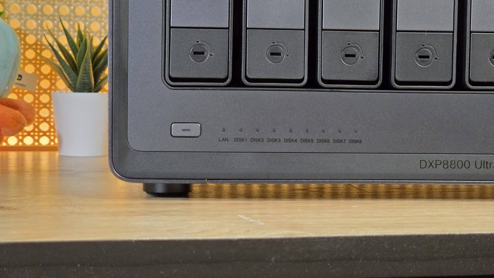 Bouton de mise sous tension et voyants des disques sur la façade du UGREEN DXP8800 Ultra