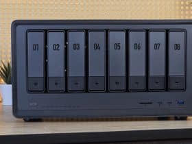 Façade du UGREEN DXP8800 Ultra avec ses huit tiroirs de disques numérotés