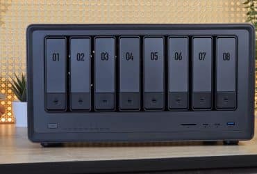 Façade du UGREEN DXP8800 Ultra avec ses huit tiroirs de disques numérotés