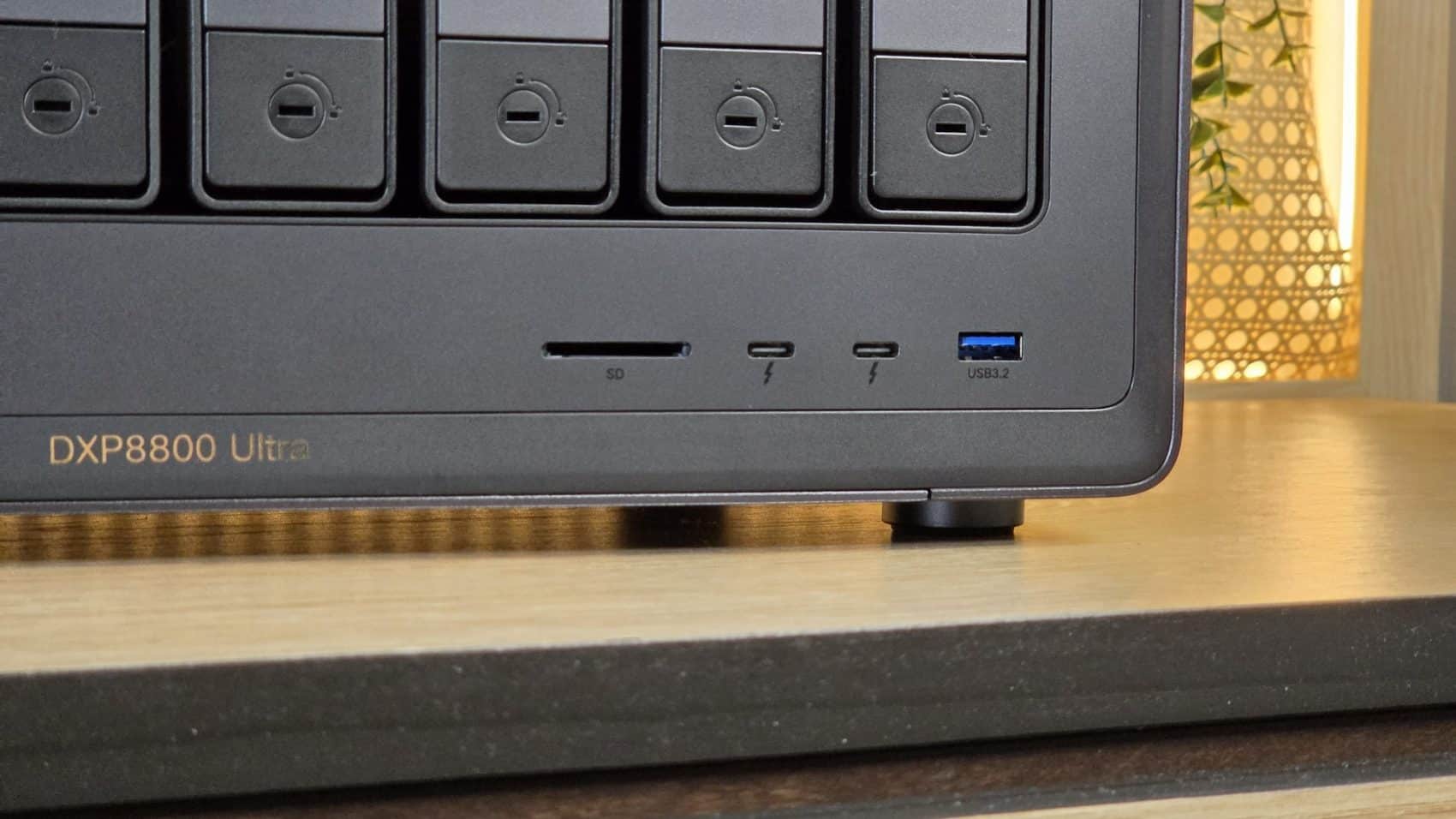Lecteur SD, deux ports Thunderbolt 4 et port USB-A en façade du UGREEN DXP8800 Ultra