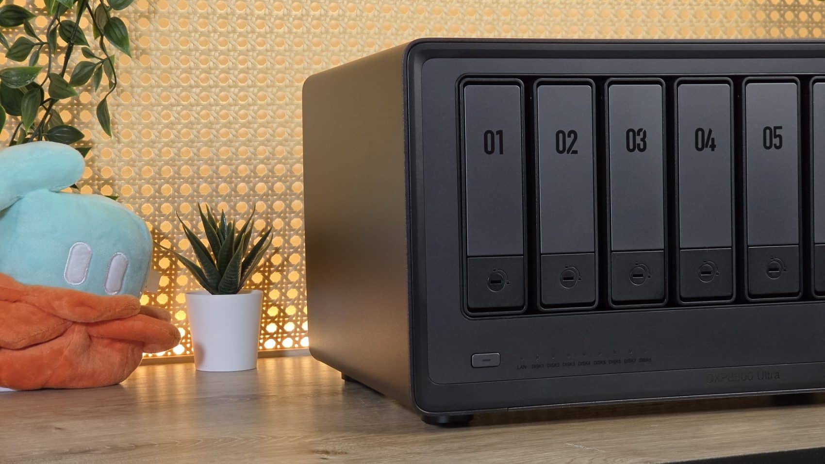 NAS UGREEN DXP8800 Ultra de trois quarts, avec son flanc gauche et une partie des tiroirs visibles