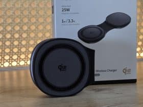 Chargeur UGREEN MagFlow 2 en 1 replié devant sa boîte