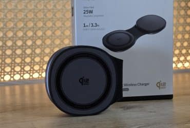 Chargeur UGREEN MagFlow 2 en 1 replié devant sa boîte